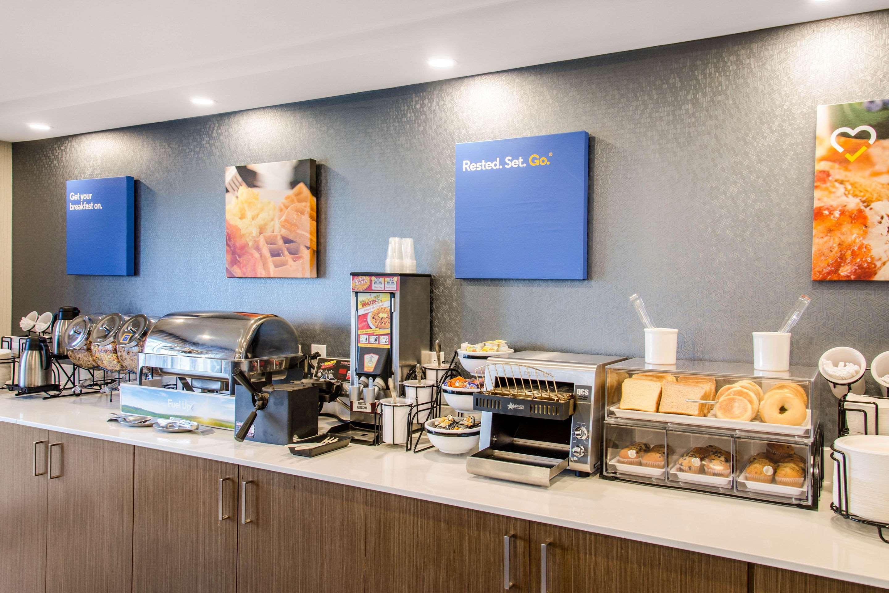 Comfort Inn Aeroport Дорваль Экстерьер фото