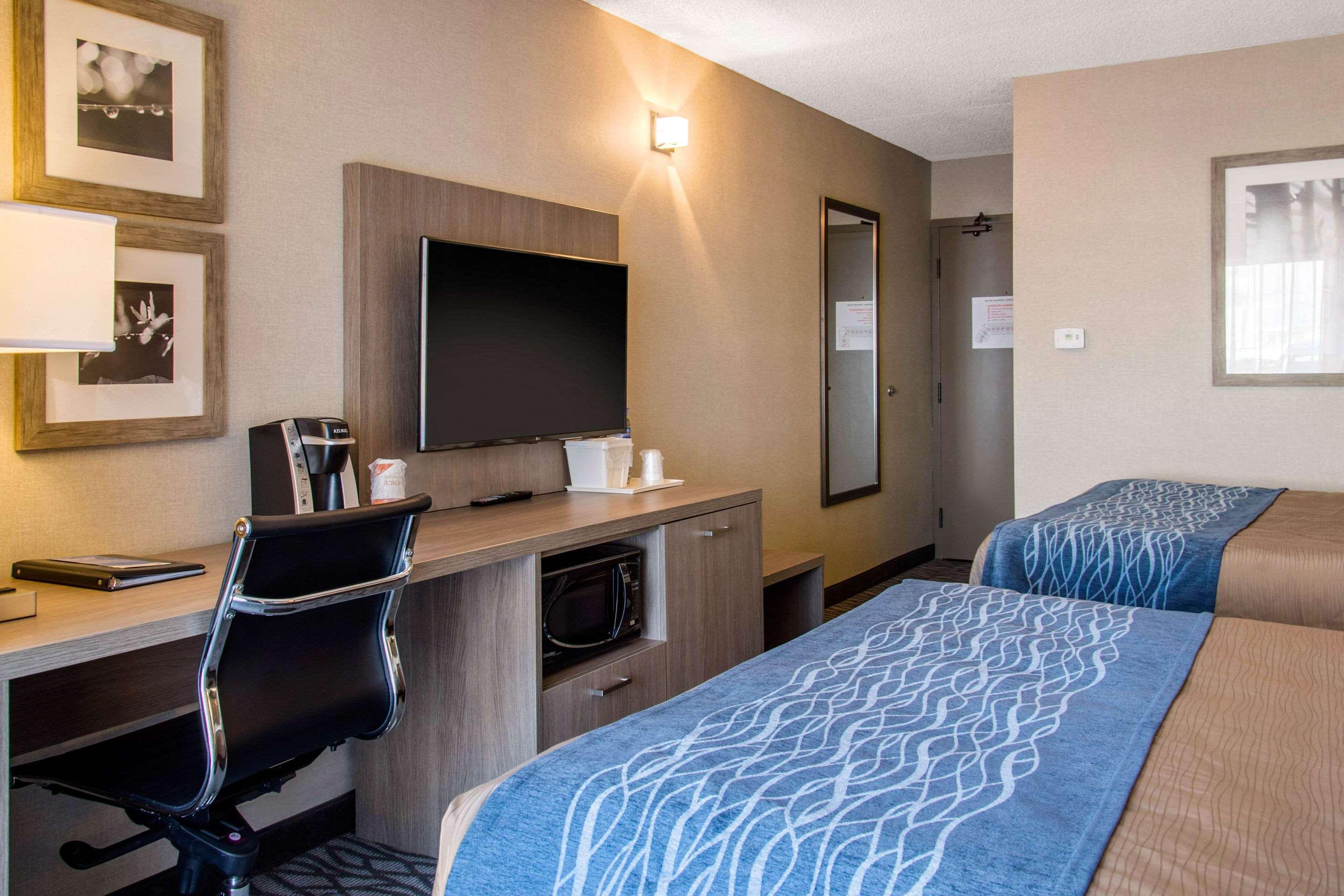 Comfort Inn Aeroport Дорваль Экстерьер фото