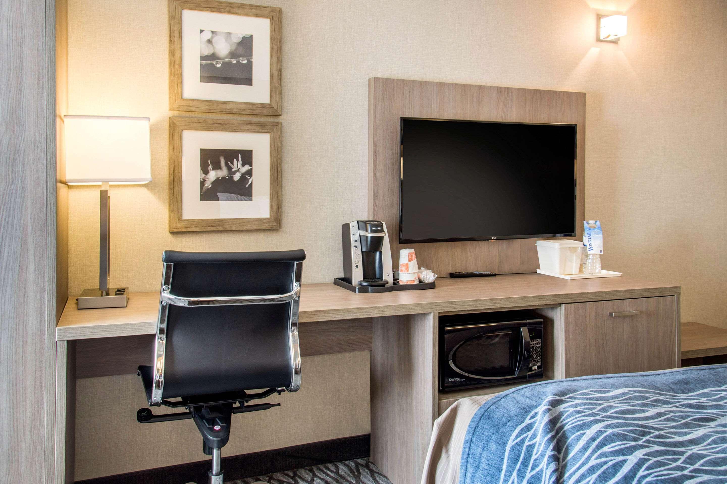 Comfort Inn Aeroport Дорваль Экстерьер фото